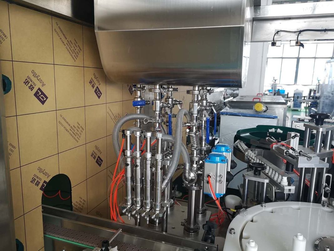 2000BPH 50-500ml PLC Control Monoblock Filling Capping Machine cho chai cuộn