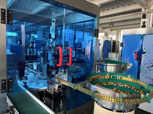 Máy nạp chai nước hoa chính xác Crimping Labeling 1000-1800BPH Gear Pump